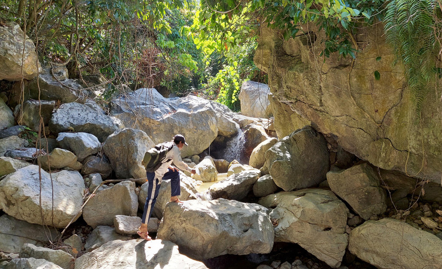 Ông Hồ Lữ, tay săn cá chình cự phách ở Đakrông, trong lần đi “săn” cá