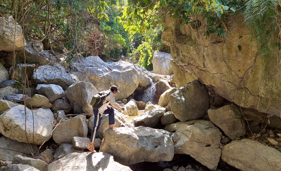 Ông Hồ Lữ, tay săn cá chình cự phách ở Đakrông, trong lần đi “săn” cá