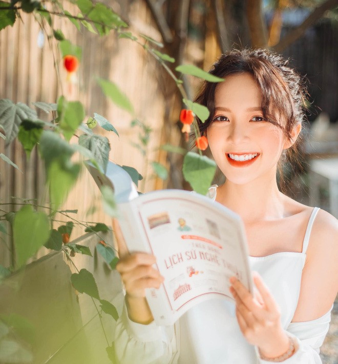 Dù chỉ đảm nhận các vai phụ trên màn ảnh, thế nhưng Ngọc Huyền được khán giả nhớ đến với vẻ ngoài trong trẻo tựa nàng thơ. Ảnh: NV. 