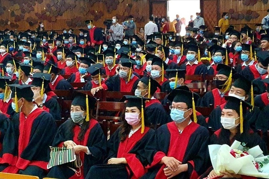 Một buổi lễ nhận bằng tiến sĩ. Ảnh: LĐO Một buổi lễ nhận bằng tiến sĩ. Ảnh: LĐO