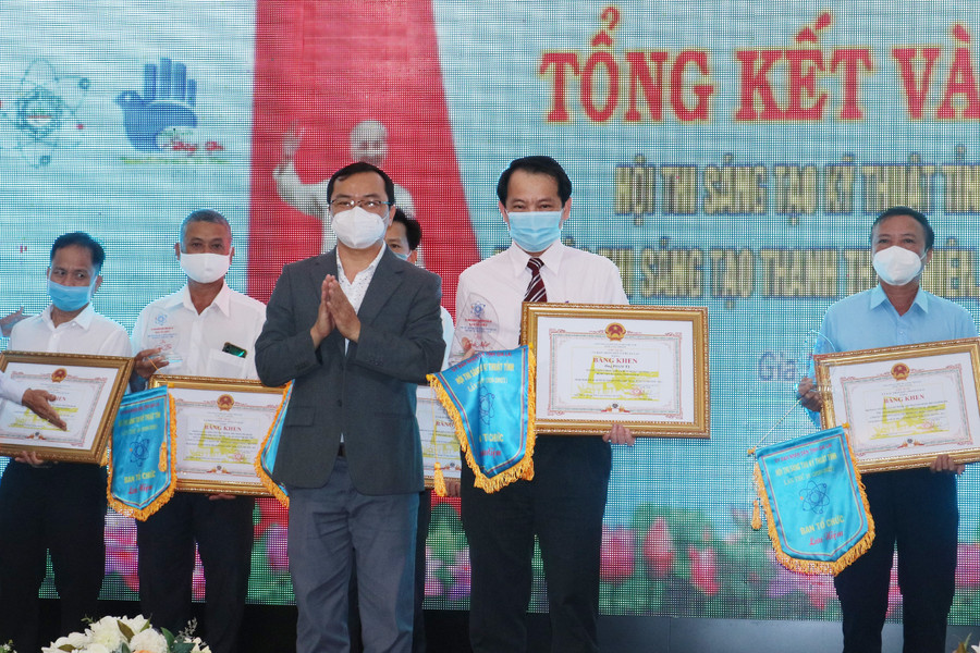 Ông Phạm Tỵ (hàng trước, bên phải, đơn vị Bệnh viện Đa khoa tỉnh) đạt giải nhất Hội thi Sáng tạo kỹ thuật tỉnh Gia Lai lần thứ 10 được nhận bằng khen của Chủ tịch UBND tỉnh. Ảnh: Phan Lài Ông Phạm Tỵ (hàng trước, bìa phải, đơn vị Bệnh viện Đa khoa tỉnh) đạt giải nhất Hội thi Sáng tạo kỹ thuật tỉnh Gia Lai lần thứ 10 được nhận bằng khen của Chủ tịch UBND tỉnh. Ảnh: Phan Lài