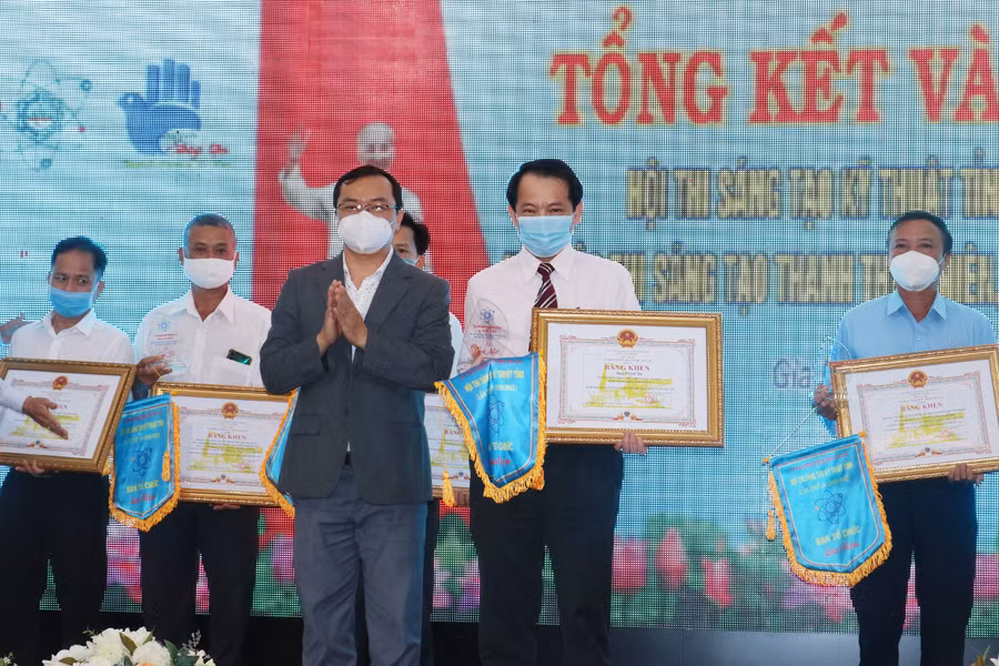 Ông Phạm Tỵ (hàng trước, bìa phải, đơn vị Bệnh viện Đa khoa tỉnh) đạt giải nhất Hội thi Sáng tạo kỹ thuật tỉnh Gia Lai lần thứ 10 được nhận bằng khen của Chủ tịch UBND tỉnh. Ảnh: Phan Lài