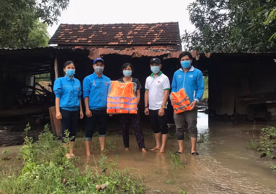 Nhóm anh Bình hỗ trợ áo phao cho người dân vùng lũ tại H.Ea Súp. Ảnh: NVCC