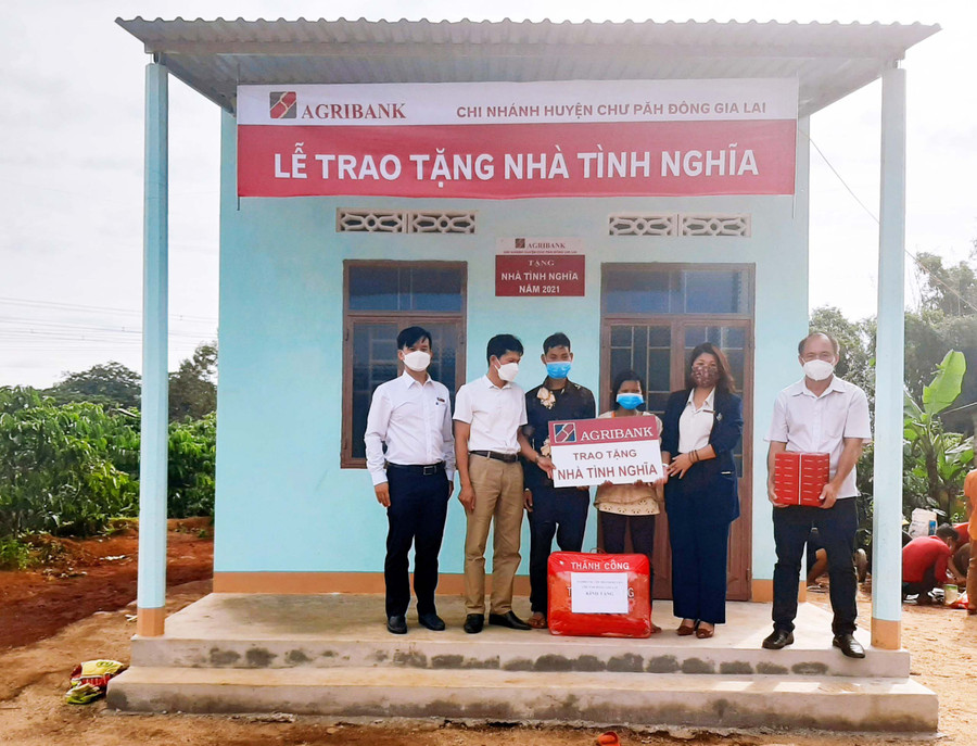 Đại diện Agribank Chư Păh-Đông Gia Lai và chính quyền xã Ia Mơ Nông trao tặng nhà tình nghĩa cho gia đình anh Rơ Chăm Ngun (làng A Mơng). Ảnh: Sơn Ca Đại diện Agribank Chư Păh-Đông Gia Lai và chính quyền xã Ia Mơ Nông trao tặng nhà tình nghĩa cho gia đình anh Rơ Chăm Ngun (làng A Mơng). Ảnh: Sơn Ca