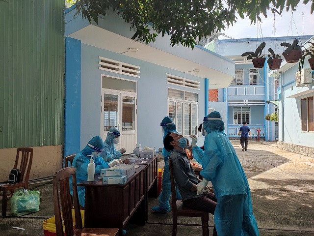 Ngành y tế tỉnh Bình Định thực hiện khoanh vùng, xét nghiệm khi địa phương xuất hiện ổ dịch Covid-19 Ngành y tế tỉnh Bình Định thực hiện khoanh vùng, xét nghiệm khi địa phương xuất hiện ổ dịch Covid-19