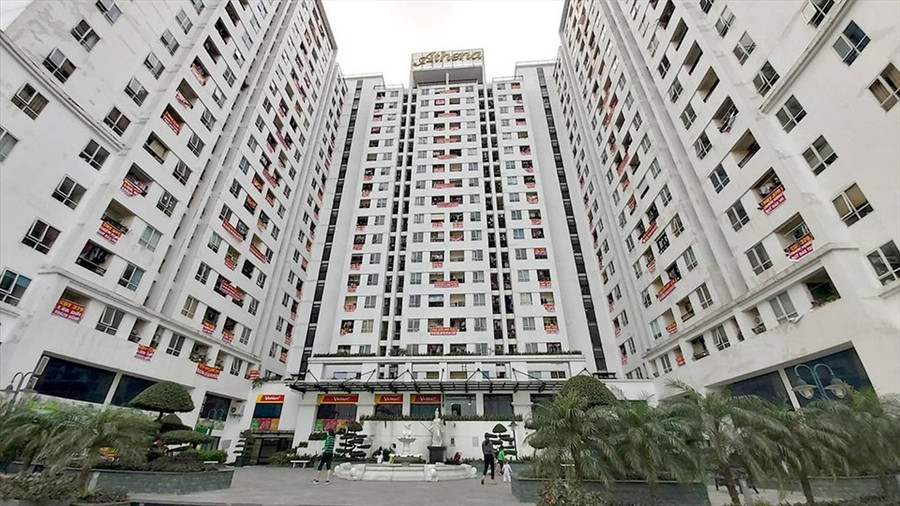 Điều người mua chung cư quan tâm chính là thủ tục xin cấp sổ hồng và những khoản lệ phí phải nộp khi làm bìa sổ. Ảnh minh hoạ: T.Khá