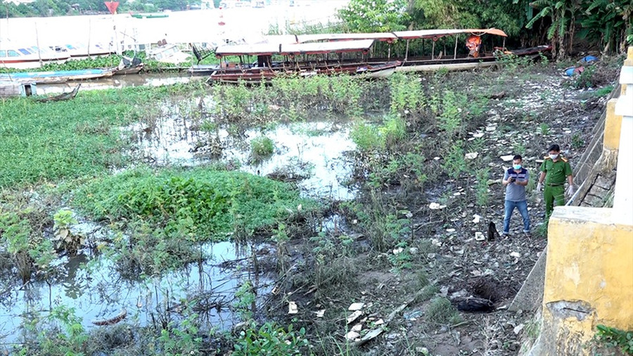 Lực lượng Công an khám nghiệm hiện trường nơi đối tượng Hồng chôn xác con gái người tình. Ảnh: VT