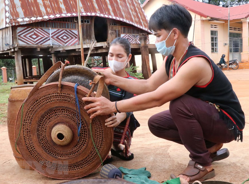 Vào dịp cuối năm, người dân tộc Jrai vùng biên giới xã Ia O (Ia Grai, Gia Lai) lại tất bật chuẩn bị những tiệc cúng mừng, đặc biệt là may áo cho cồng, chiêng. (Ảnh: Hồng Điệp/TTXVN) Vào dịp cuối năm, người dân tộc Jrai vùng biên giới xã Ia O (Ia Grai, Gia Lai) lại tất bật chuẩn bị những tiệc cúng mừng, đặc biệt là may áo cho cồng, chiêng. (Ảnh: Hồng Điệp/TTXVN)
