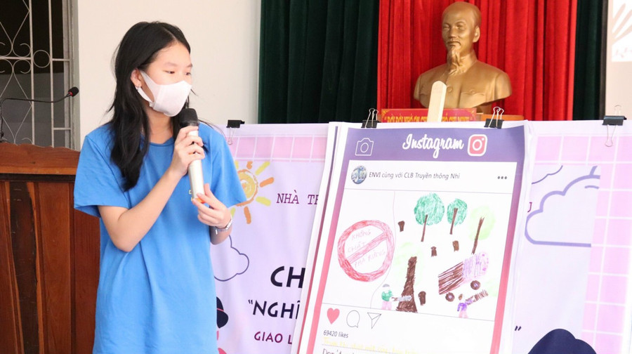 Em Phùng Hồ An Nguyên (lớp 8/10, Trường THCS Nguyễn Du, TP. Pleiku) thuyết trình chủ đề bảo vệ môi trường tại một buổi sinh hoạt của CLB “Truyền thông trẻ Pleiku”. Ảnh: Thủy Bình