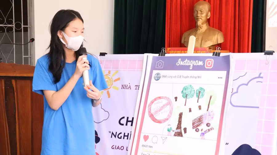 Em Phùng Hồ An Nguyên (lớp 8/10, Trường THCS Nguyễn Du, TP. Pleiku) thuyết trình chủ đề bảo vệ môi trường tại một buổi sinh hoạt của CLB “Truyền thông trẻ Pleiku”. Ảnh: Thủy Bình