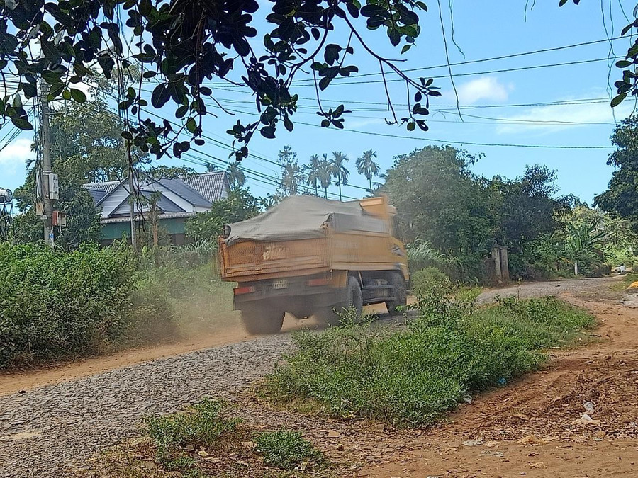 Đường dân sinh trơ đá, đơn vị thi công cho biết chỉ khi đóng mỏ đất mới tu sửa lại đường. Ảnh: Hoàng Bình