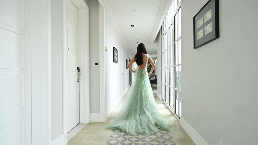 Chiếc váy màu trắng ngọc trai tinh tế của NTK Võ Thanh Can tôn lên vẻ đẹp trang nhã, quý phái của người phụ nữ. Ảnh: Nguyễn Long-Chụp màn hình clip