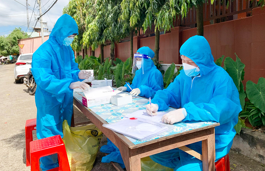  Qua xét nghiệm mẫu, sáng 3-11, Gia Lai ghi nhận thêm 56 trường hợp dương tính mới với SARS-CoV-2 và 2 trường hợp tái dương tính. Ảnh: Như Nguyện