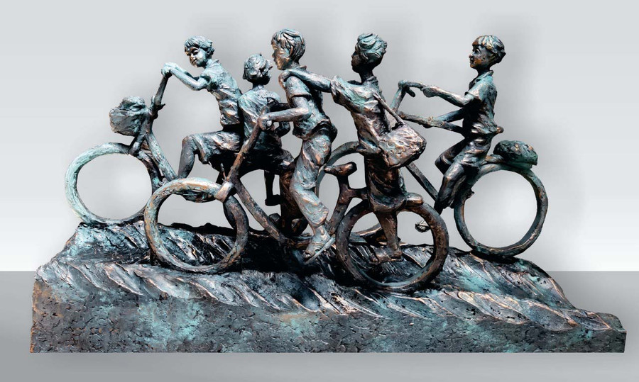 Tác phẩm Hạnh phúc vùng sâu (chất liệu composite) của tác giả Nguyễn Vinh, 1 trong 19 tác phẩm được chọn triển lãm. Ảnh: Phương Duyên