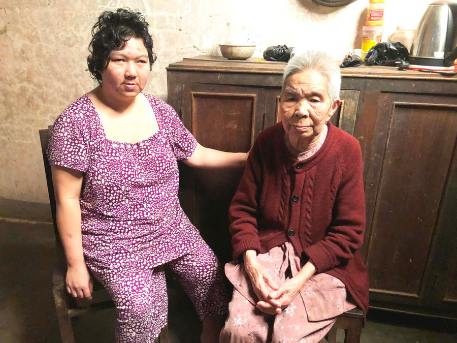 Mẹ con bà Trần Thị Xuân. Ảnh: Hà Tây