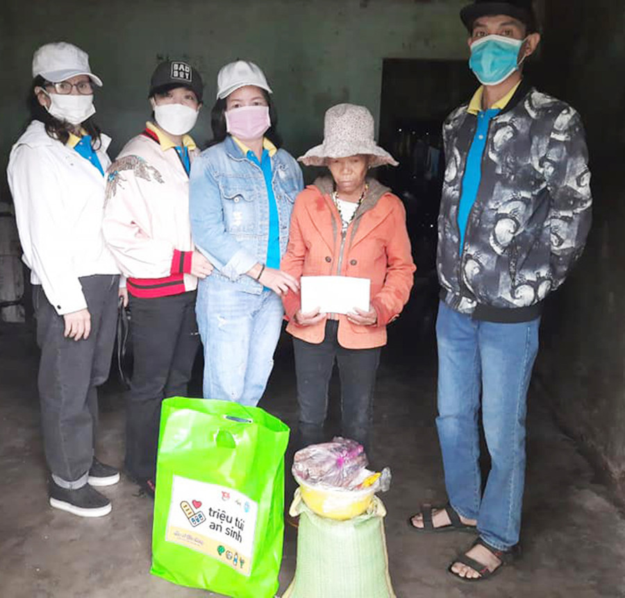 Tặng quà cho người khuyết tật khó khăn xã Yang Bắc. Ảnh: Hồng Ngọc Tặng quà cho người khuyết tật khó khăn xã Yang Bắc. Ảnh: Hồng Ngọc