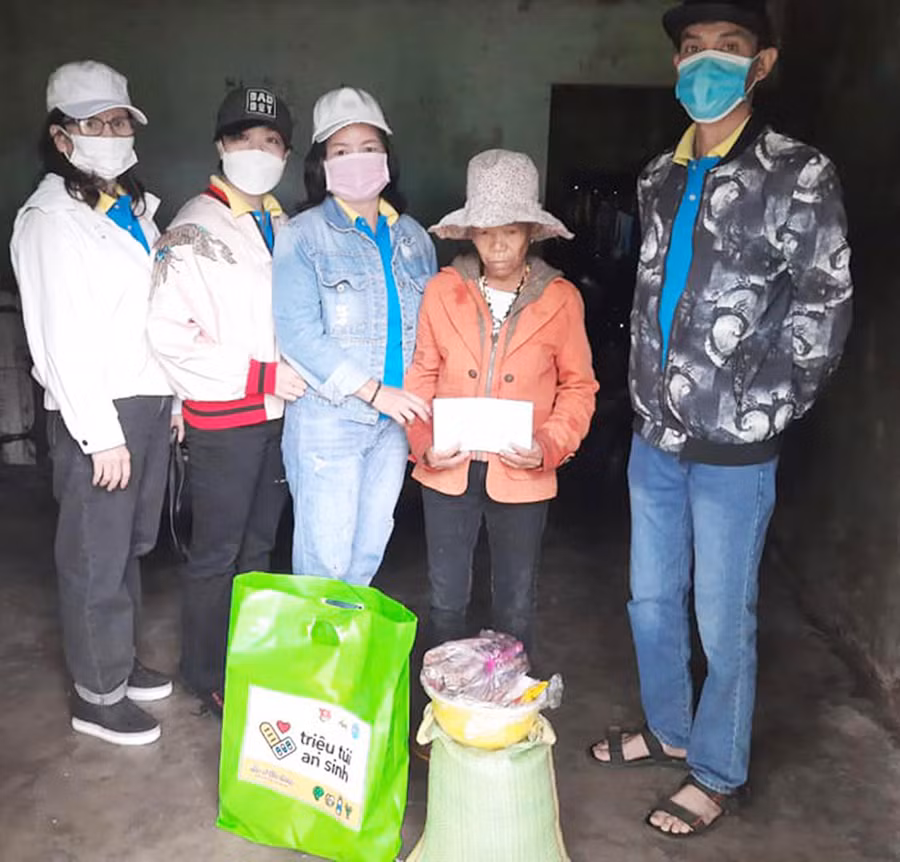 Tặng quà cho người khuyết tật khó khăn xã Yang Bắc. Ảnh: Hồng Ngọc