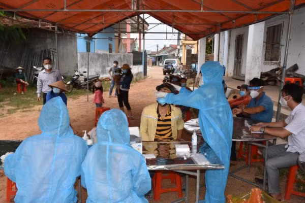  Nhân viên y tế Bình Định lấy mẫu xét nghiệm Covid-19 cho người dân địa phương