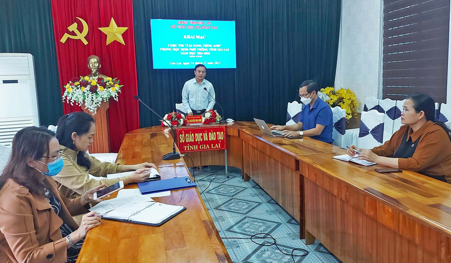 Phó Giám đốc Sở GD-ĐT Nguyễn Văn Long phát biểu khai mạc cuộc thi tại điểm cầu Sở GD-ĐT. Ảnh: Thiên Di Phó Giám đốc Sở GD-ĐT Nguyễn Văn Long phát biểu khai mạc cuộc thi. Ảnh: Thiên Di