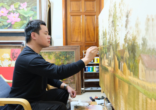 Anh Nguyên mất khoảng 2 tuần để hoàn thiện mỗi tác phẩm được vẽ sơn dầu và màu acrylic.