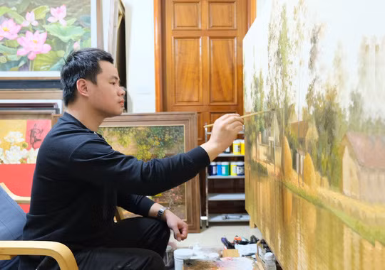 Anh Nguyên mất khoảng 2 tuần để hoàn thiện mỗi tác phẩm được vẽ sơn dầu và màu acrylic.