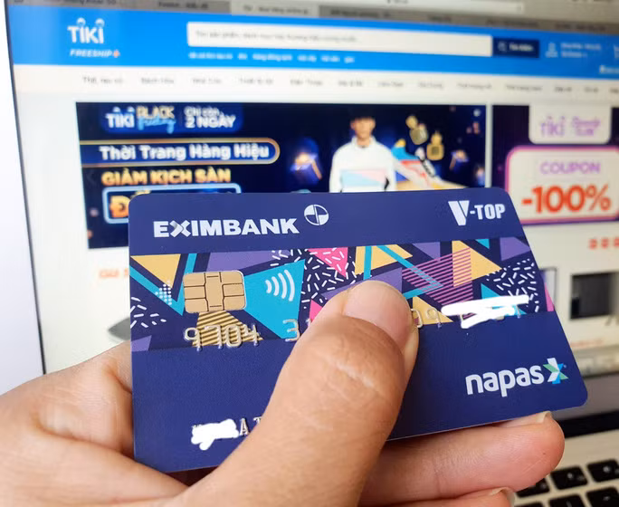 Thẻ ATM gắn chip ở phía trước với công nghệ bảo mật cao hơn, tránh bị sao chép, giả mạo...