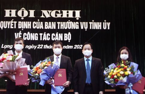  Phó Bí thư Thường trực Tỉnh ủy Lạng Sơn Hoàng Văn Nghiệm trao quyết định và chúc mừng các cán bộ được điều động, bổ nhiệm giữ chức vụ mới.