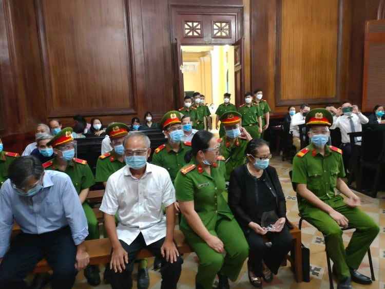 Các bị cáo tại tòa chiều 19/11. Các bị cáo tại tòa chiều 19/11.