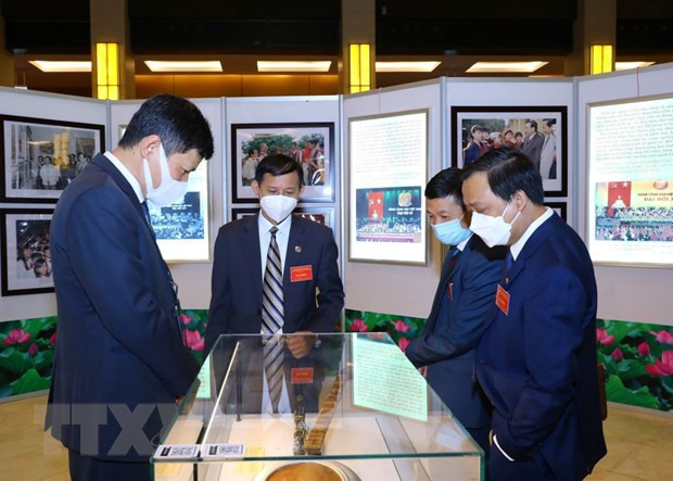 Các đại biểu tham quan triển lãm và trưng bày các hiện vật, di sản văn hóa tại Hội nghị Văn hóa toàn quốc. (Ảnh: Văn Điệp/TTXVN)