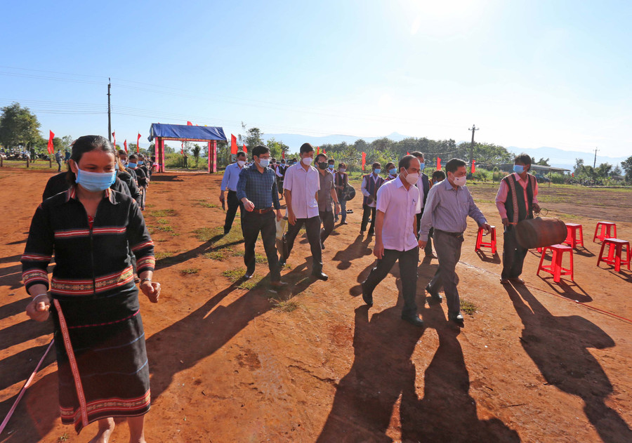 Dân làng Bla-Trek vui mừng đón lãnh đạo tỉnh và huyện về chung vui trong Ngày hội. Ảnh: Văn Ngọc