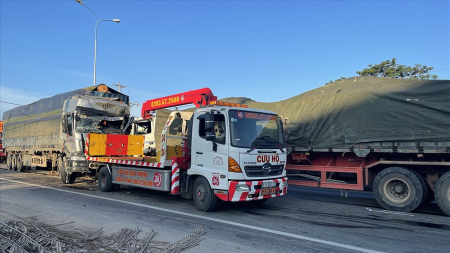 Xe cẩu đến hiện trường cẩu các xe bị tai nạn để giải phóng hiện trường. Ảnh: Phạm Duy 