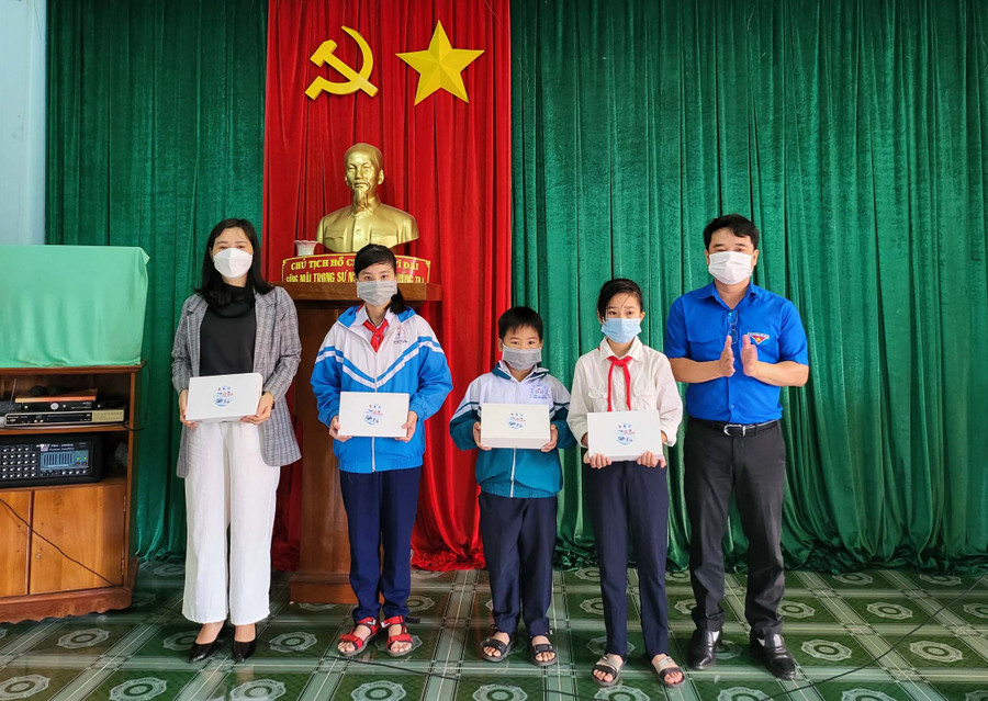 Anh Đỗ Duy Nam (bìa phải)-Phó Bí thư Tỉnh Đoàn tặng máy tính bảng cho học sinh huyện Kbang. Ảnh: Thủy Bình
