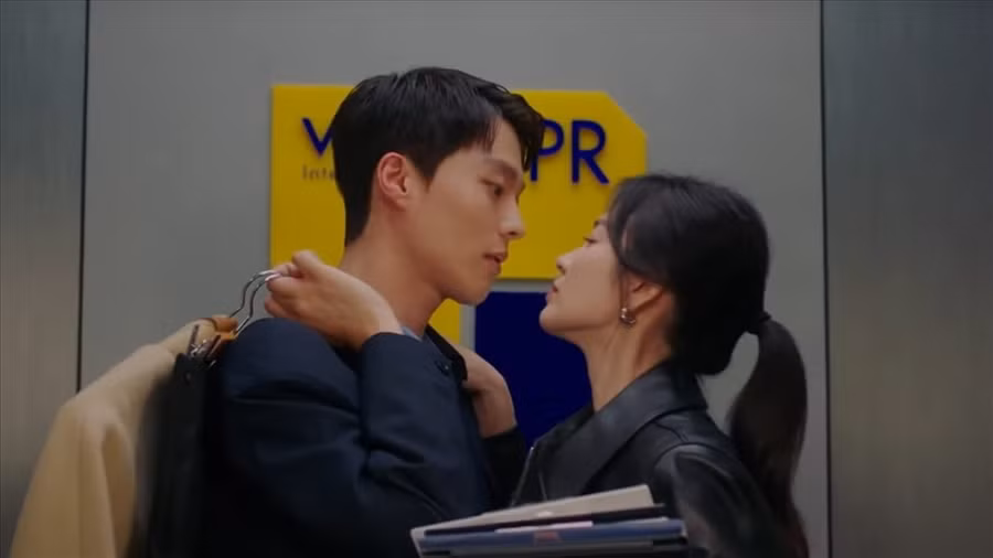 Song Hye Kyo và bạn diễn kém 11 tuổi Jang Ki Yong trong phim mới. Ảnh: NewSen