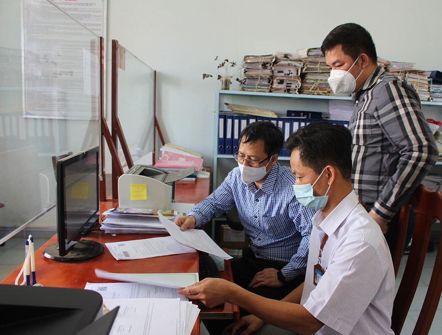 Đoàn nghiên cứu của Học viện Chính trị Quốc gia Hồ Chí Minh kiểm tra việc thực hiện các dịch vụ công trực tuyến tại xã Đak Tơ Ve (huyện Chư Păh). Ảnh: Phan Lài