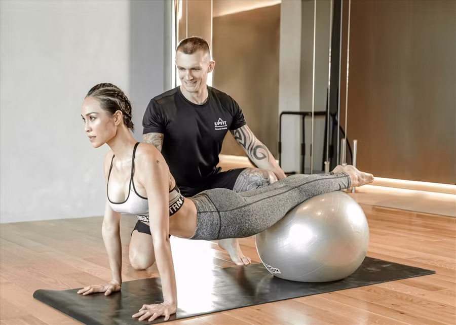 Cô dành thời gian tập luyện với huấn viên riêng. Ảnh: Nguyễn Phát 