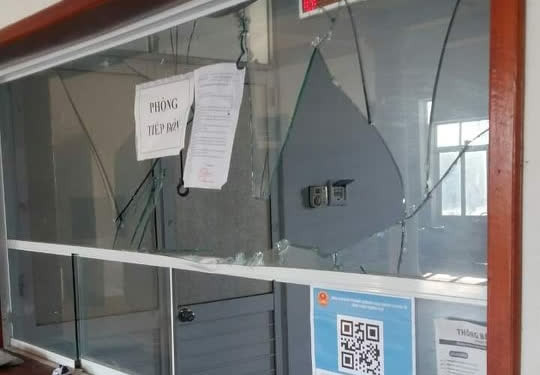 Tấm gương trên vách ngăn ở bộ phận tiếp đón bệnh nhân bị đập vỡ