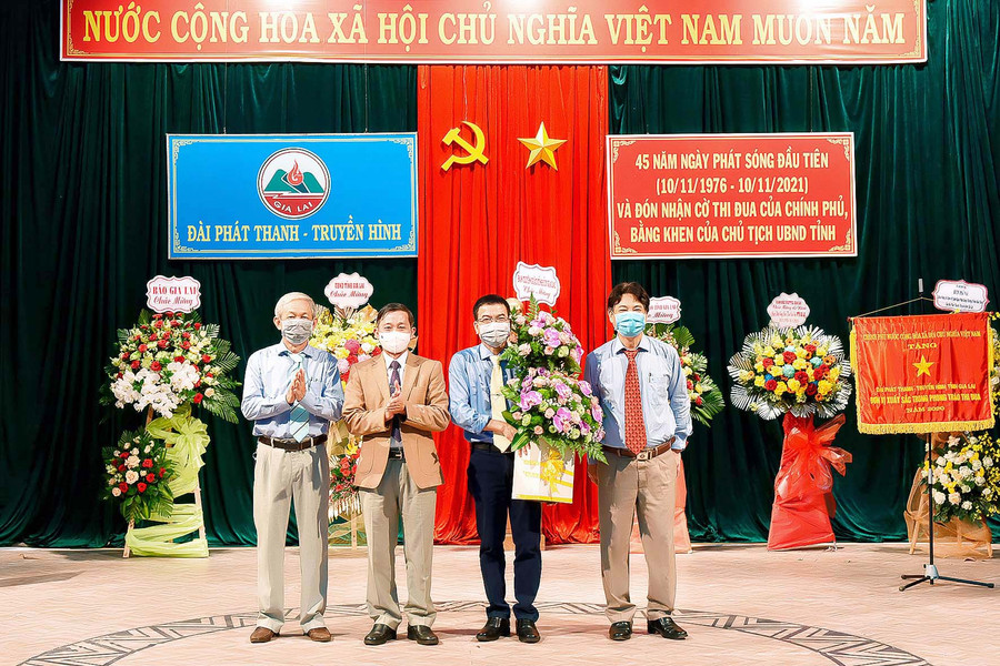 Ông Huỳnh Thế Mạnh- Trưởng Ban Tuyên giáo Tỉnh ủy tặng hoa chúc mừng nhân kỷ niệm 45 ngày phát sóng. Ảnh: Đức Thụy