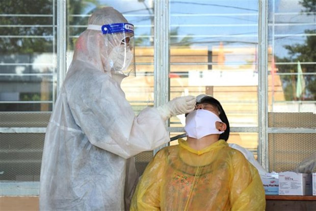 Lực lượng y tế lẫy mẫu xét nghiệm cho người dân thành phố Buôn Ma Thuột. Ảnh: Tuấn Anh/TTXVN