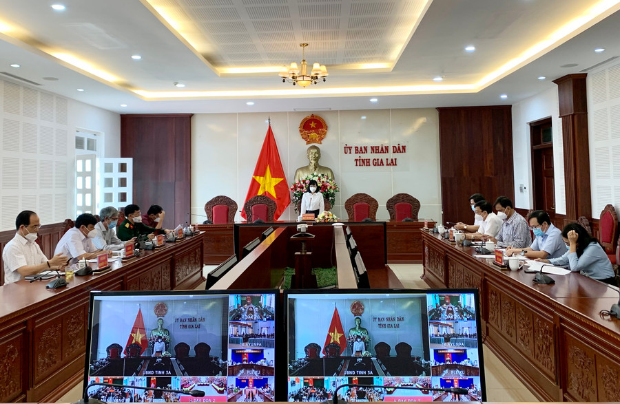 Phó Chủ tịch UBND tỉnh Nguyễn Thị Thanh Lịch phát biểu tại cuộc họp trực tuyến đến 17 huyện, thị xã, thành phố và 190 xã, phường, thị trấn trên địa bàn tỉnh triển khai phòng-chống dịch chiều. Ảnh: Như Nguyện