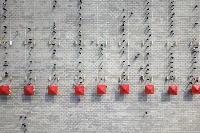 Cư dân TP Lan Châu xếp hàng xét nghiệm Covid-19. Ảnh: Tân Hoa Xã