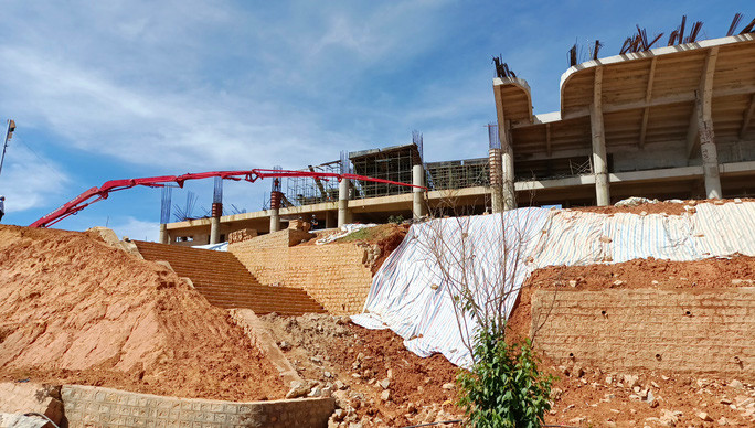 Phần lớn các công trình mới hoàn thiện phần thô.