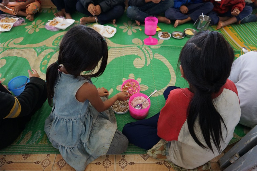 Việc đưa các em trở lại trường sau khi ngắt chế độ bán trú gặp nhiều khó khăn. Ảnh: T.T