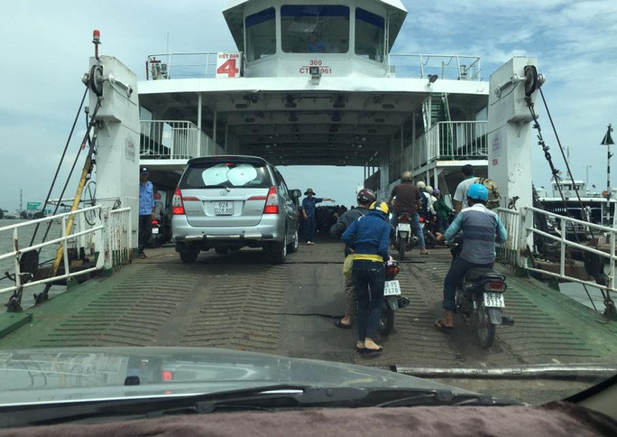 Dù sông Tiền, sông Hậu đã có cầu Rạch Miễu, Mỹ Thuận, Cần Thơ, Lấp Vò… song miền Nam vẫn còn nhiều bến phà đưa khách sang sông