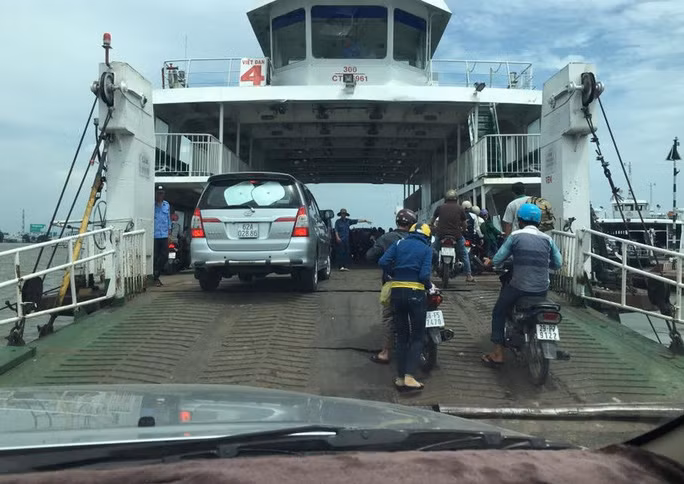 Dù sông Tiền, sông Hậu đã có cầu Rạch Miễu, Mỹ Thuận, Cần Thơ, Lấp Vò… song miền Nam vẫn còn nhiều bến phà đưa khách sang sông