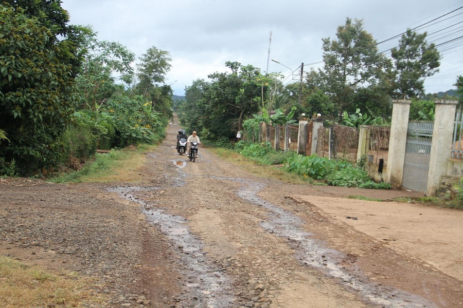 Mặt đường nhựa hiện đã hư hỏng, gây khó khăn cho người dân đi lại. Ảnh: Hoàng Bình