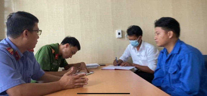 Bị can Cao Tài Năng (áo xanh bên phải) khai nhận hành vi phạm tội đánh chết chủ nợ tại cơ quan công an - Ảnh VKSND