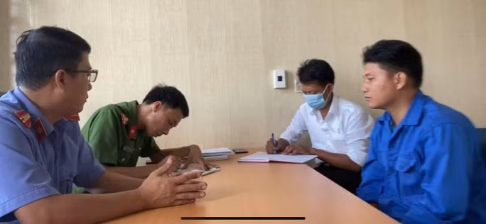 Bị can Cao Tài Năng (áo xanh bên phải) khai nhận hành vi phạm tội đánh chết chủ nợ tại cơ quan công an - Ảnh VKSND