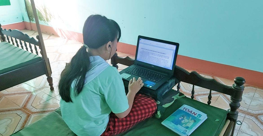 Những đứa trẻ học trực tuyến trong khu cách ly. Ảnh: Vĩnh Hoàng 