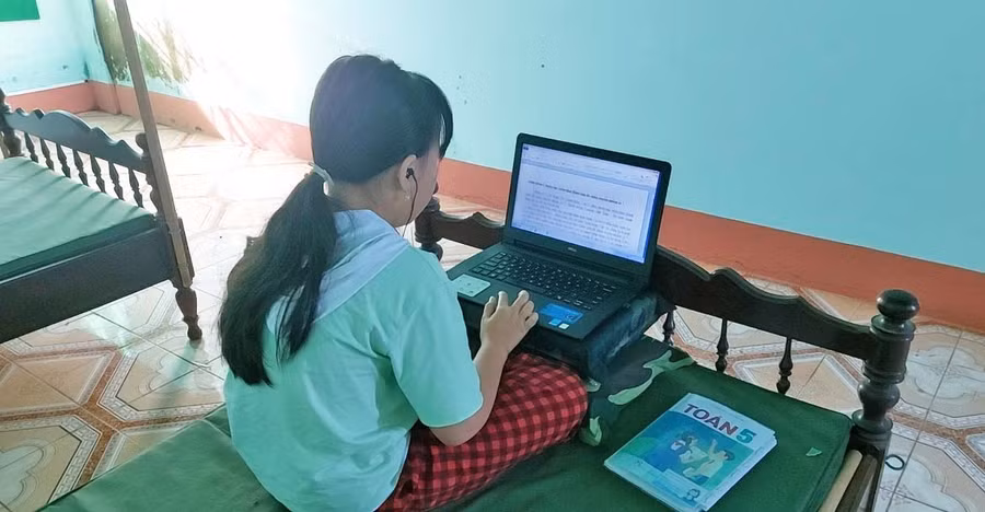 Những đứa trẻ học trực tuyến trong khu cách ly. Ảnh: Vĩnh Hoàng 