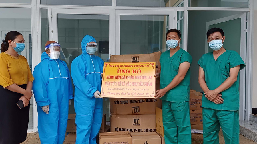 Ban Trị sự Giáo hội Phật giáo Việt Nam tỉnh tặng đồ bảo hộ và vật tư y tế cho các bệnh viện điều trị Covid-19 của tỉnh. Ảnh: Thanh Nhật